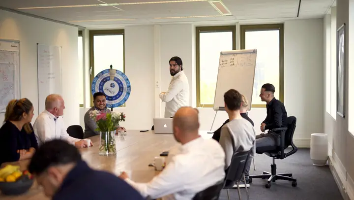 Teamleider geeft een briefing aan het salesteam op het kantoor van MSI