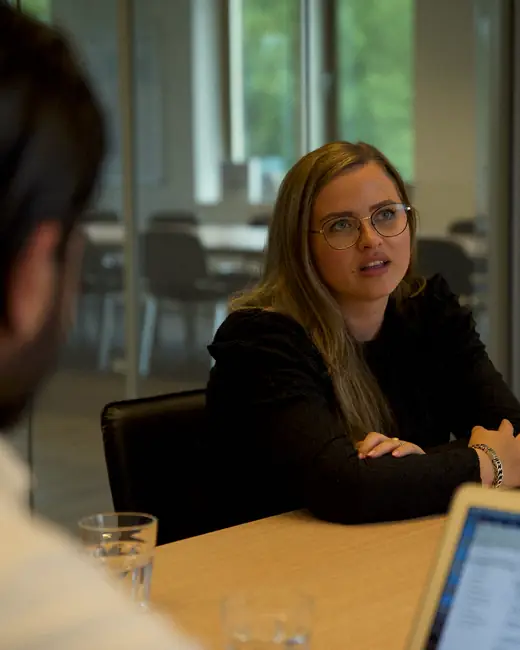 Een collega van MSI in een persoonlijk gesprek aan tafel