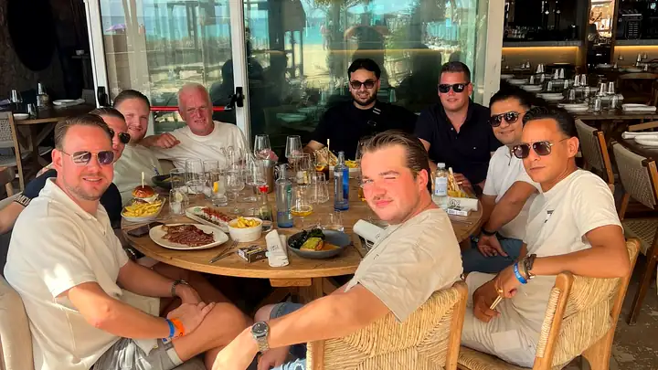 Collega's van MSI samen aan de lunch tijdens de MSI Elite-incentive in Ibiza