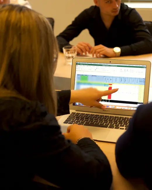 Een collega van MSI wijst op de laptop een resultaat aan