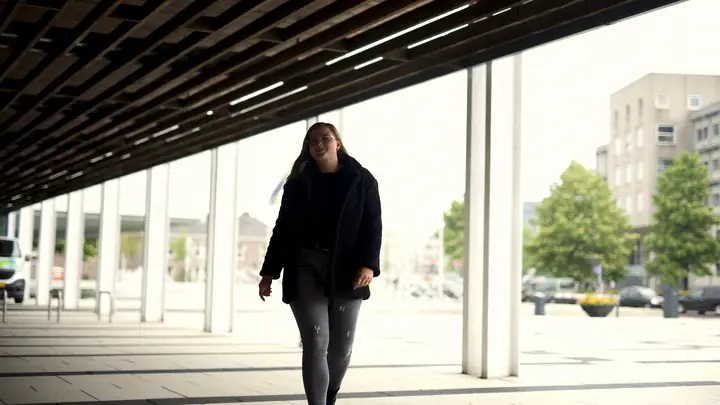 Collega van MSI onderweg onder een overkapping