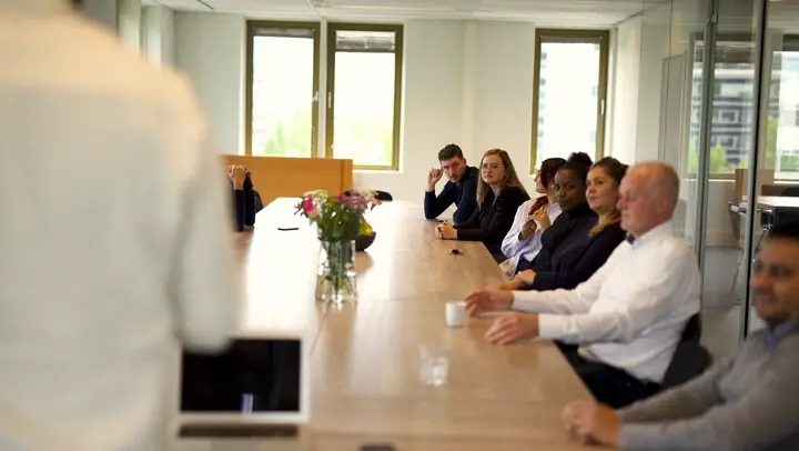 Team van MSI tijdens een overleg op kantoor