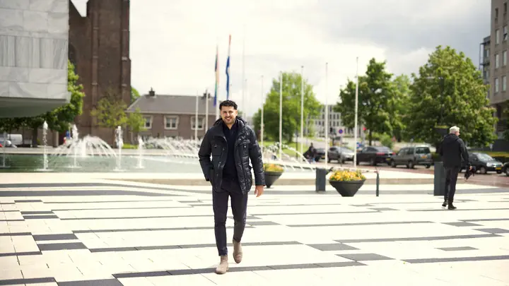 Collega van MSI loopt over een stadsplein