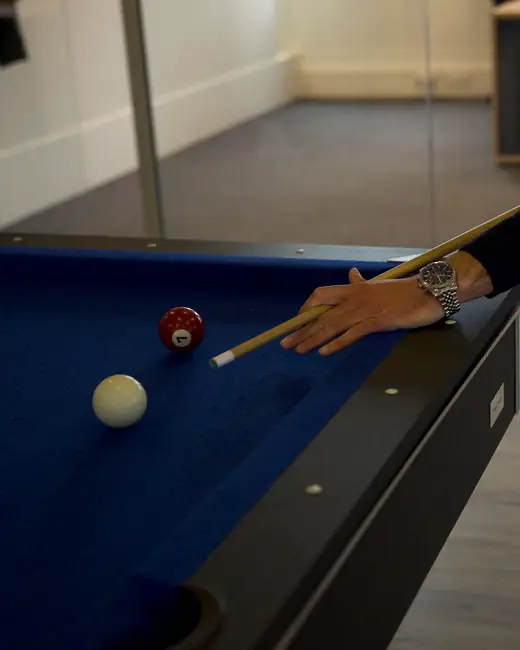 Potje pool tussendoor op het kantoor van MSI