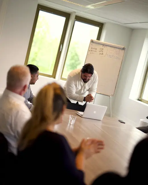 Training voor nieuwe verkopers op het kantoor van MSI, van achteren gezien